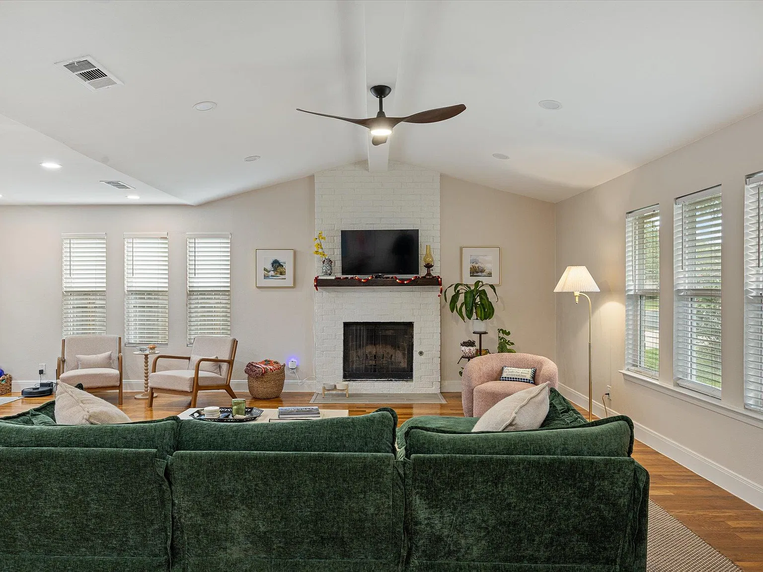 3 bed, 3.0 bath, 1608 sqft, $2,950 — Photo 3