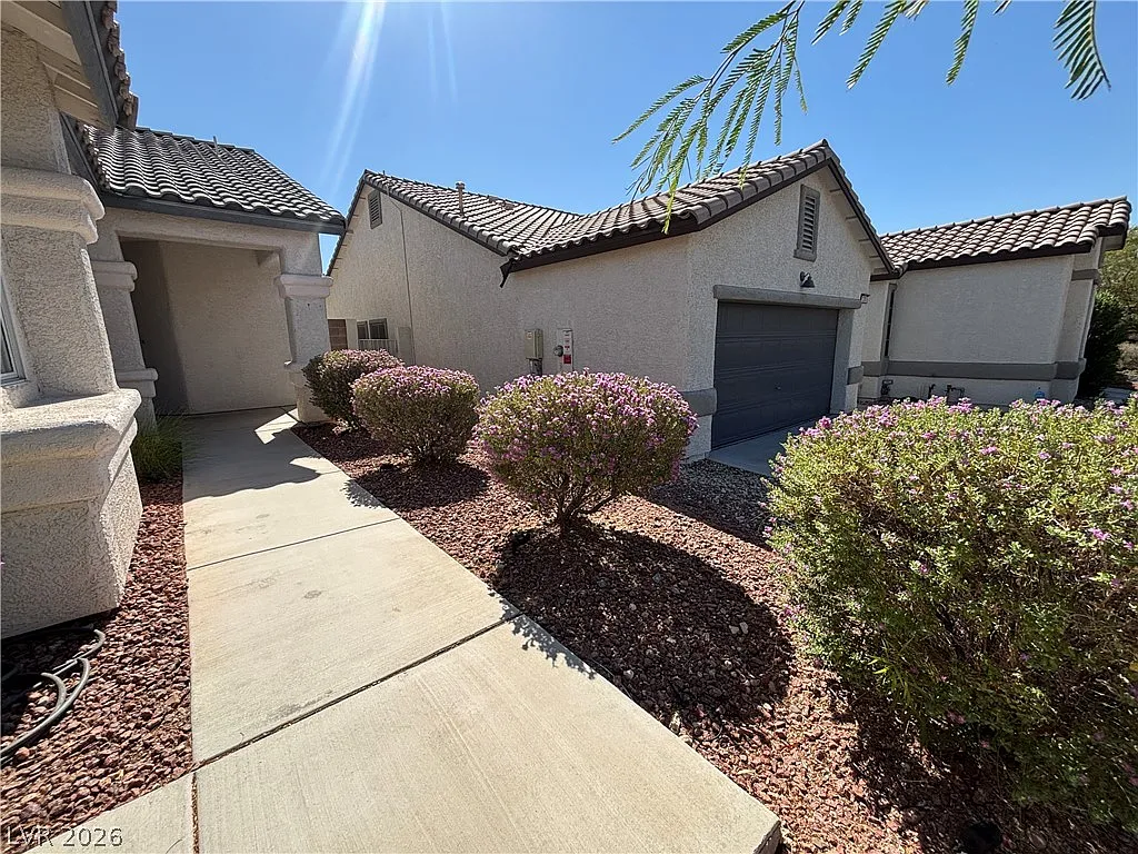 3 bed, 2.0 bath, 1610 sqft, $1,990 — Photo 2