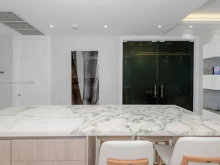 2301 Collins Ave #20 — Photo 10