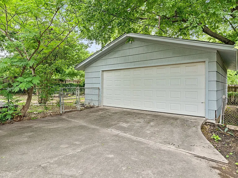 1422 Yorkshire Dr — Photo 28