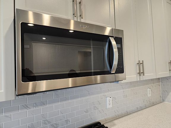 4th image of 120 Greenspire Ln