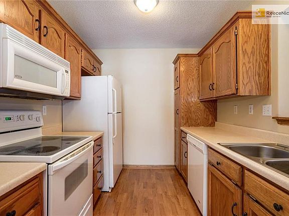 KITCHEN WITH LOTS OF CABINETS