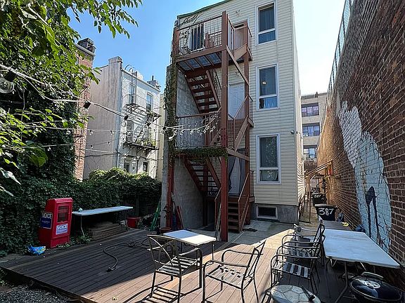 4th image of 387 Suydam St