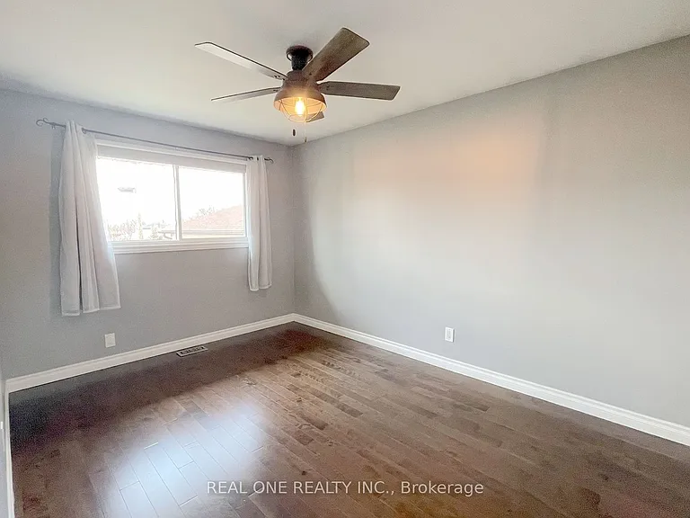 138 Welbourn Dr #UPPER — Photo 17