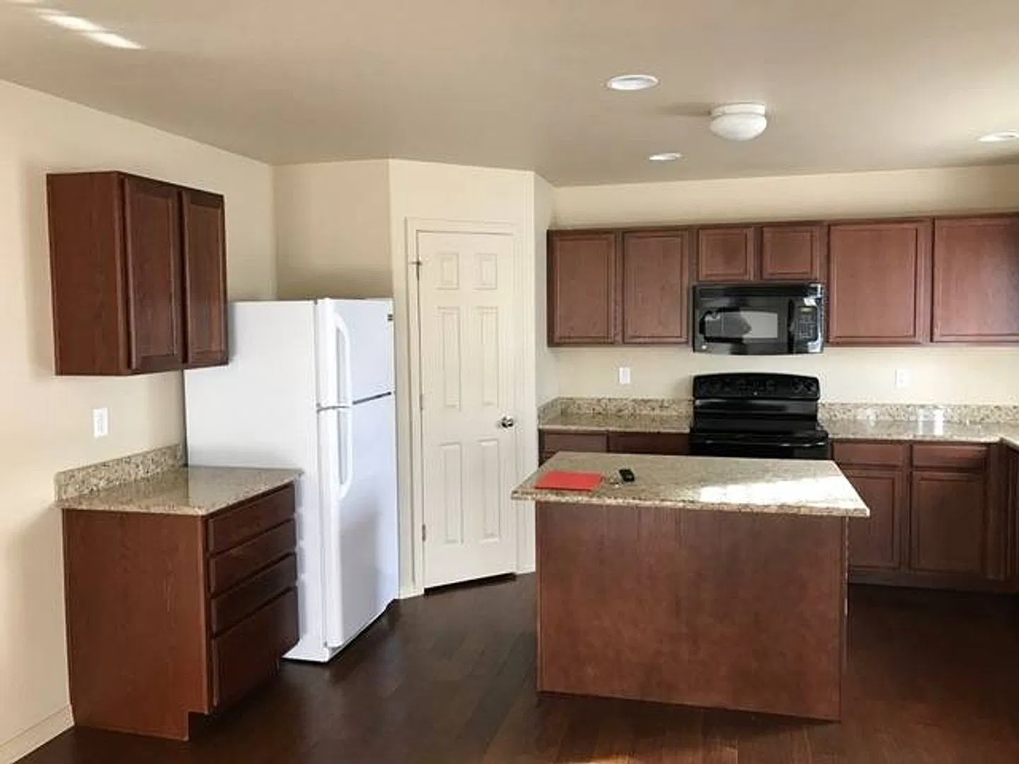 Spacious Home on Manistique For Rent — Photo 2