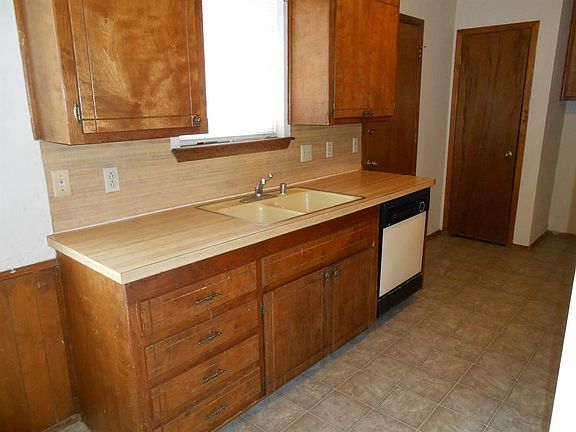 5th image of 602 N Elkhart Ave