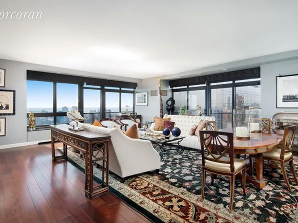 100 United Nations Plaza image 1 of 16