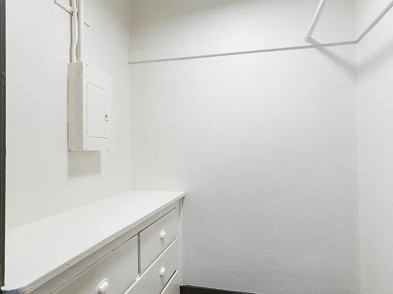 Lauriston Apartments — Photo 34