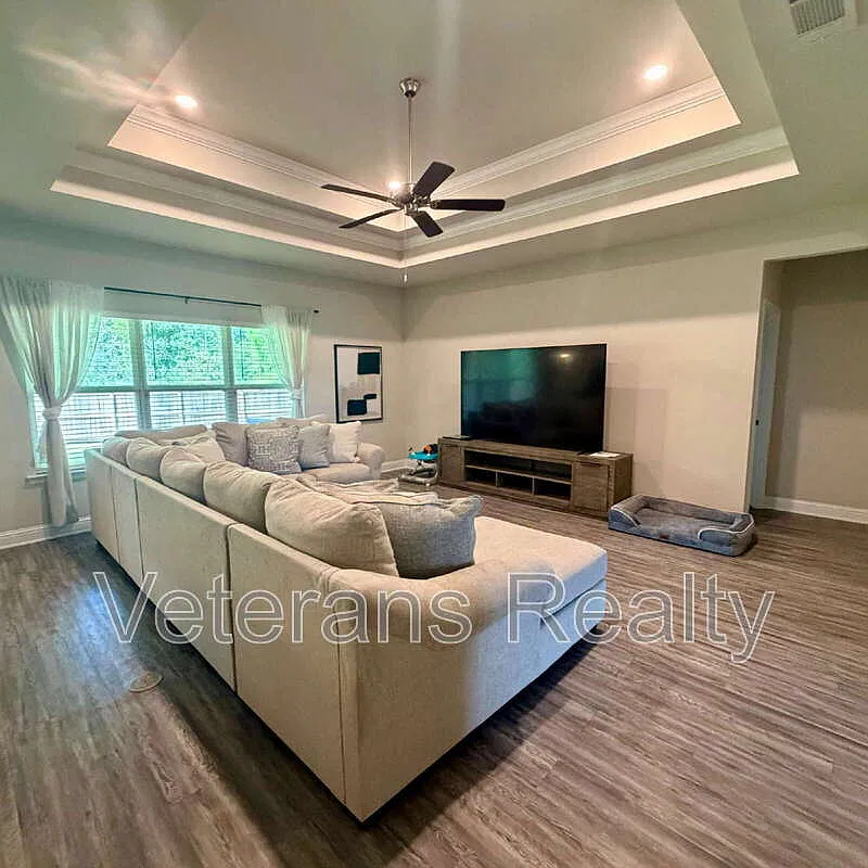 4 bed, 2.0 bath, 2109 sqft, $2,300 — Photo 3