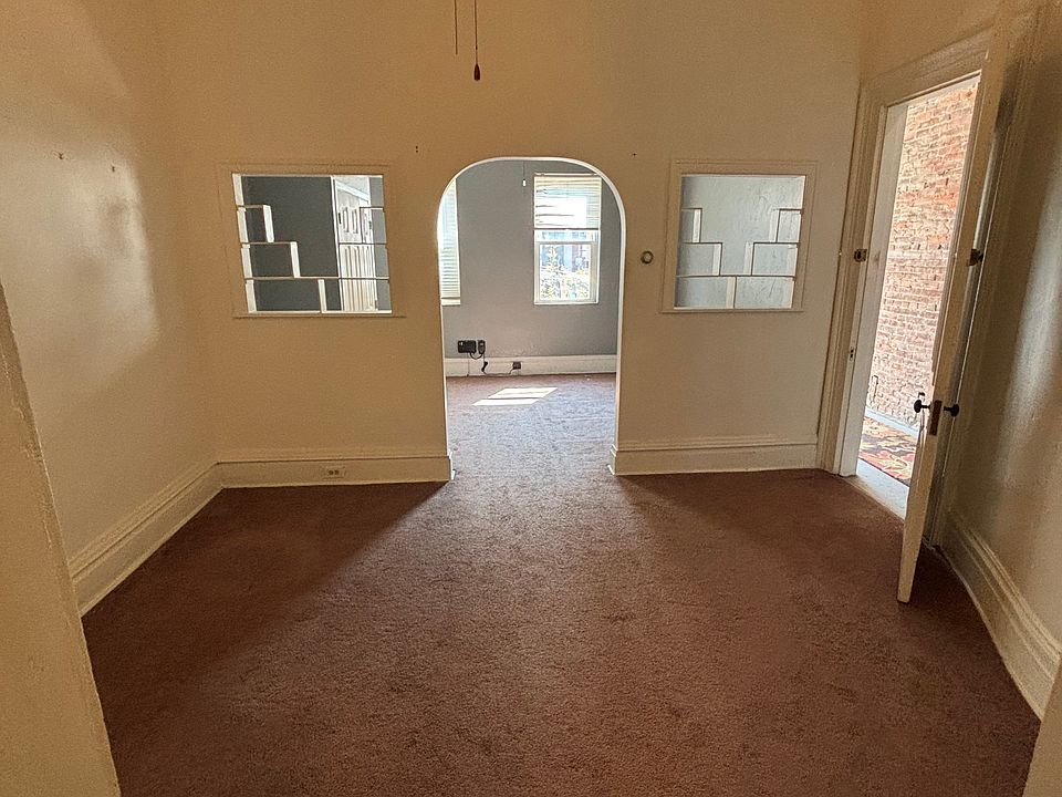 Entry room/ living room/ office