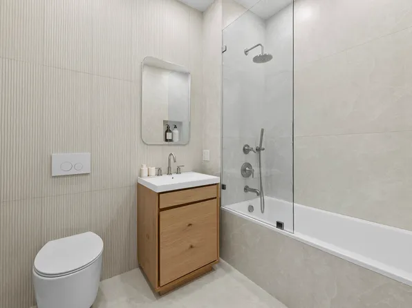 184 Hawthorne Street image 5 of 9