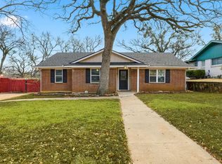 404 E Huitt Ln, Euless, TX 76040