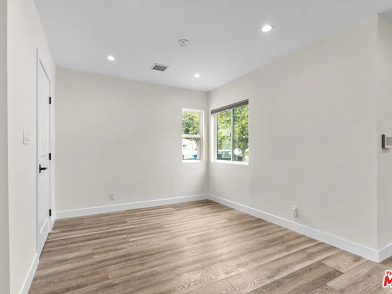 18343 Calvert St — Photo 9