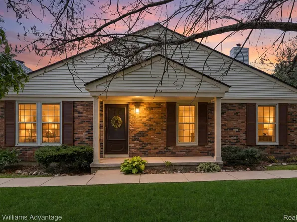 7762 Lake Ridge Dr, Waterford, MI 48327