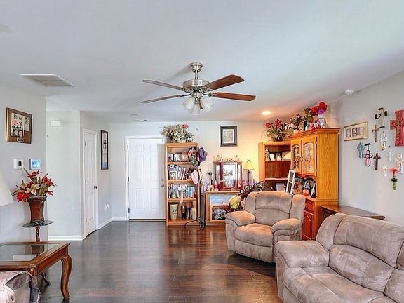 5th image of 39 Gray Field Ct