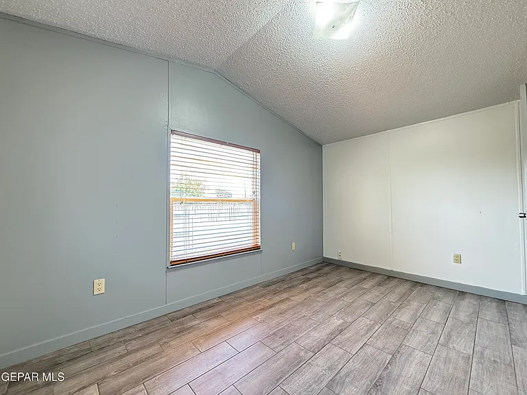 5941 Sixta Dr — Photo 34