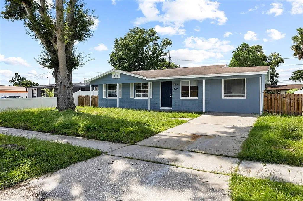 3 bed, 1.0 bath, 1094 sqft, $2,800 — Photo 3