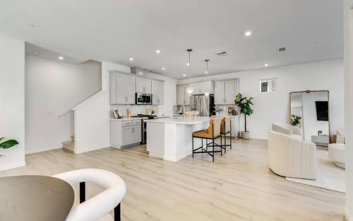 4 bed, 2230 sqft, $1,000 — Photo 2