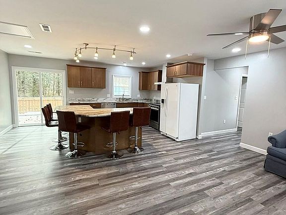 3rd image of 248 Berkshire Dr