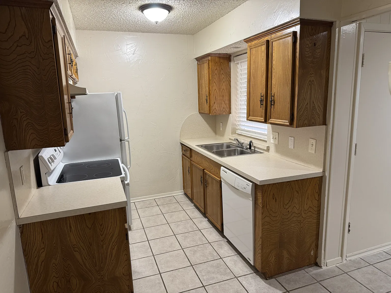 901-907 Bluebird Drive - 905 — Photo 3