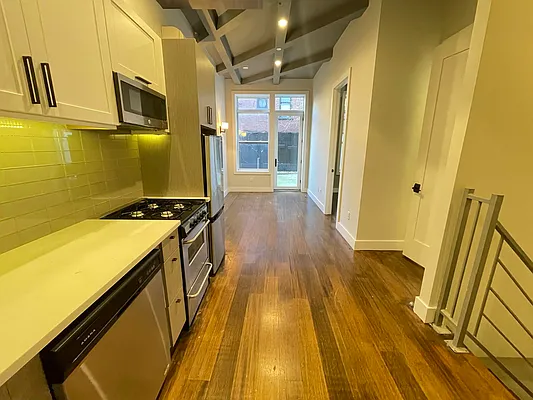 Rented by Tapiro Realty | media 17