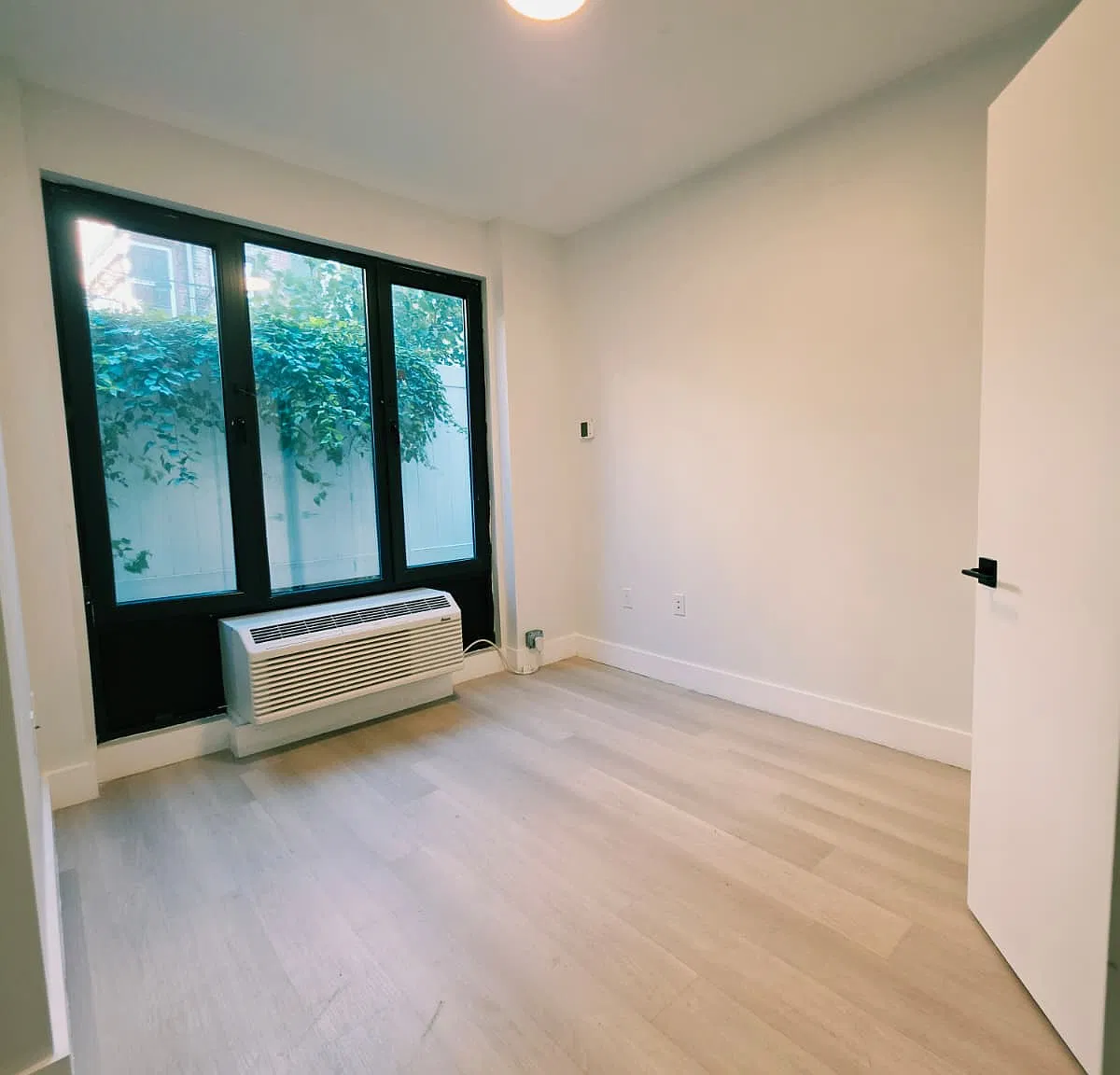 3 bed, 1000 sqft, $2,650 — Photo 2