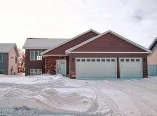 3127 44th Ave S, Grand Forks, ND 58201