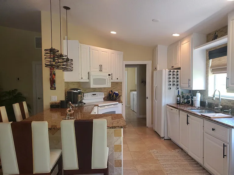 Spacious kitchen and eating bar