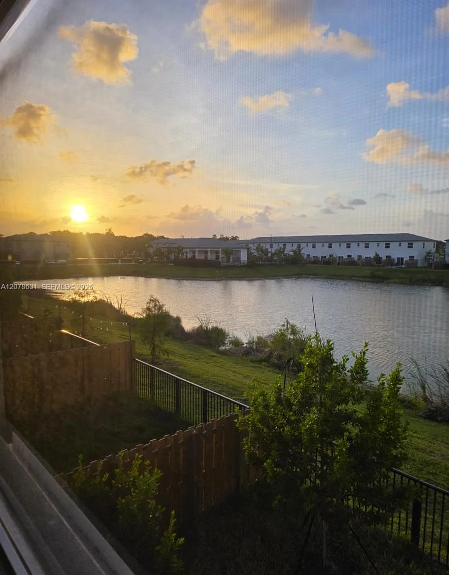 3 bed, 3.0 bath, 1827 sqft, $3,000 — Photo 4