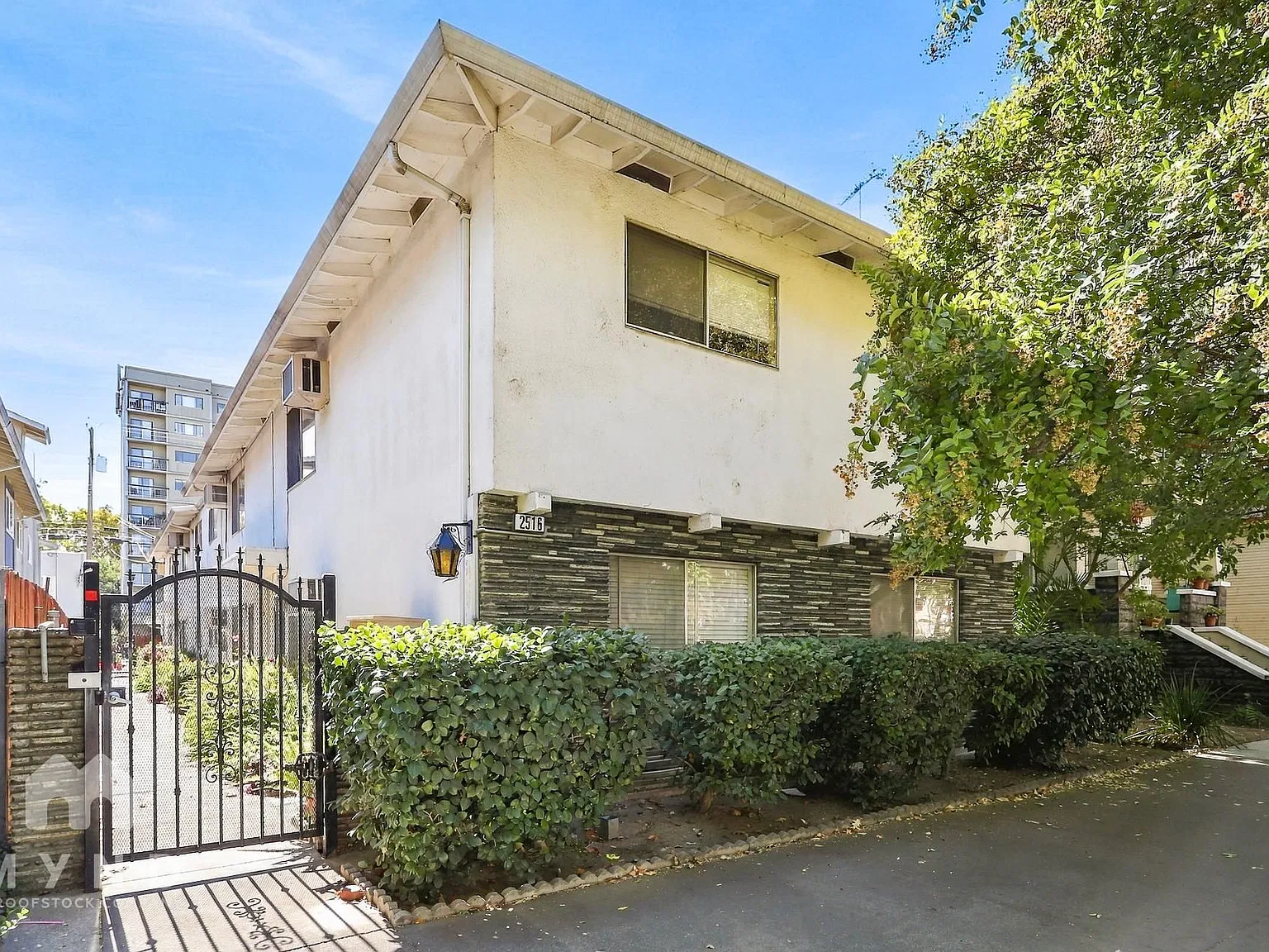 2 bed, 1.0 bath, 800 sqft, $1,725 — Photo 1