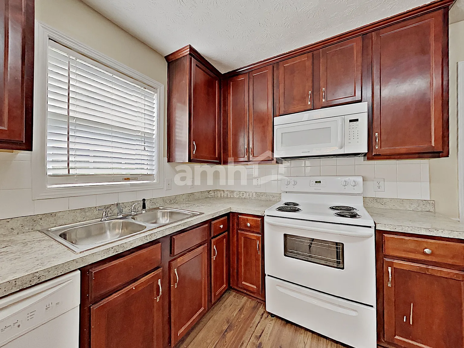 4 bed, 2.5 bath, 2422 sqft, $2,445 — Photo 4