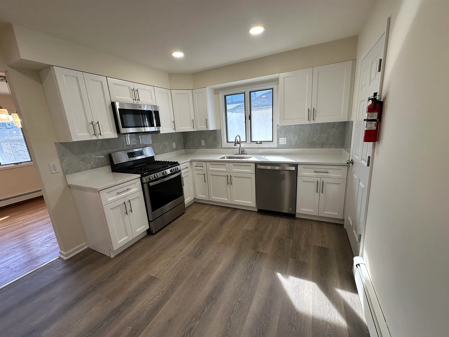 3 bed, 2.0 bath, 1250 sqft, $3,995 — Photo 4
