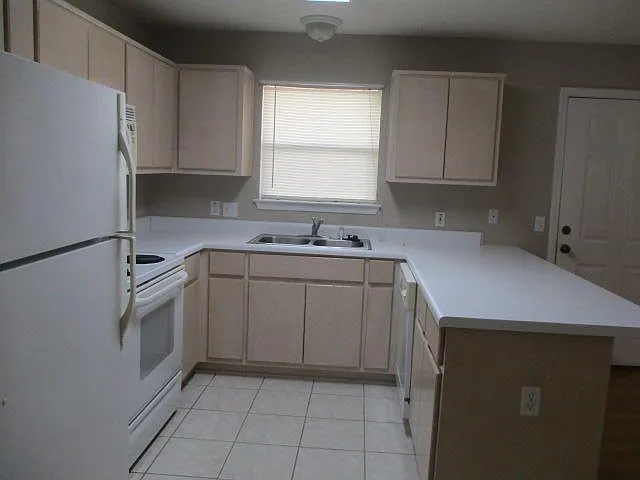 7720 Lola Cir — Photo 5