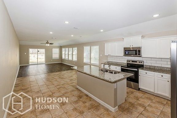 4th image of 9200 Hawthorne Dr