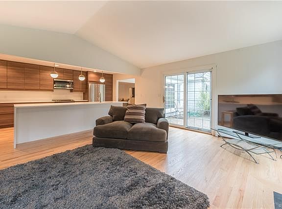 5th image of 3904 Cottontail Ln