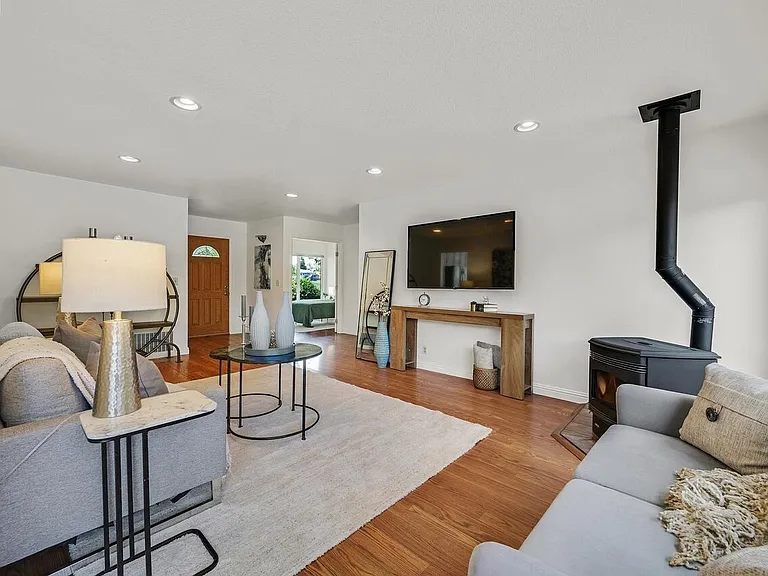 2883 Westchester Dr — Photo 3