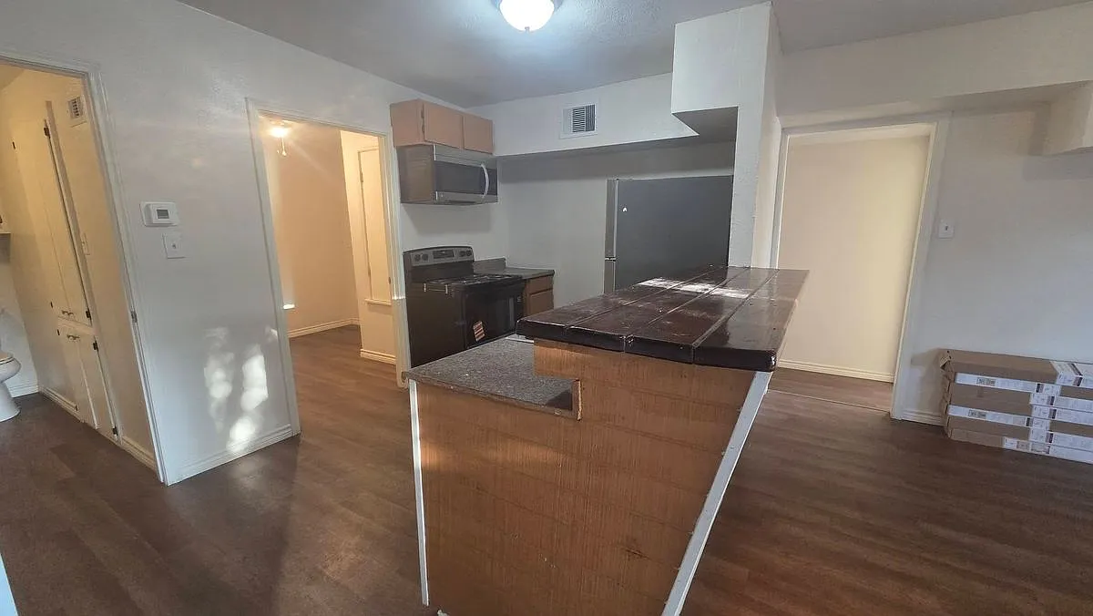 2 bed, 1.0 bath, 818 sqft, $900 — Photo 3