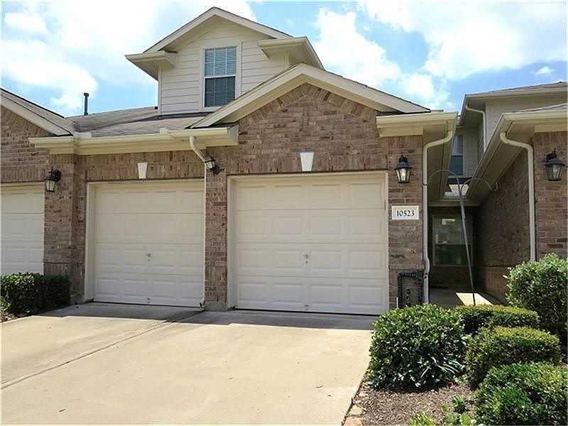 Great curb appeal and and low-maintenance front!