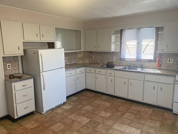 3rd image of 90 Sharpe Ave Floor 1