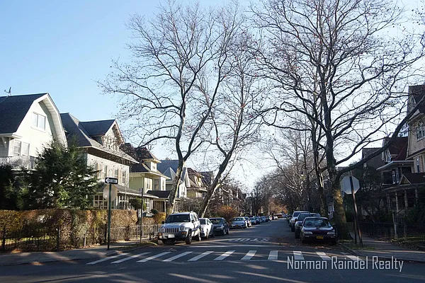 Rented by Norman Raindel, LREB | media 28