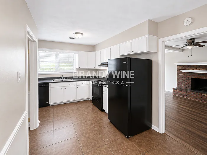 3076 Emerald St — Photo 8