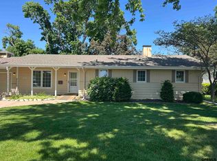 7606 Springfield Dr, Omaha, NE 68114