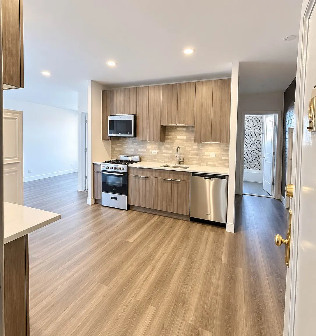 901 Avenue H — Photo 1