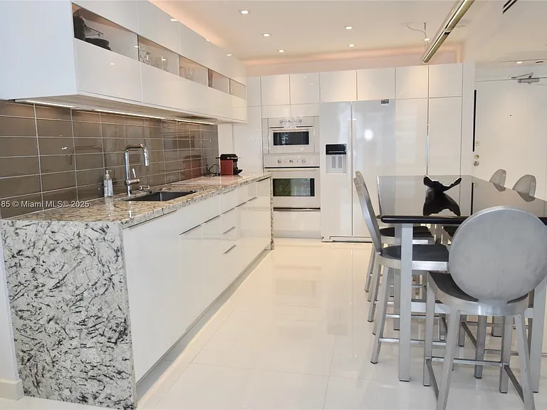 2301 Collins Ave #815/814 — Photo 7