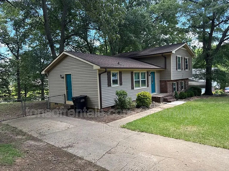 105 Chuckwood Dr — Photo 2
