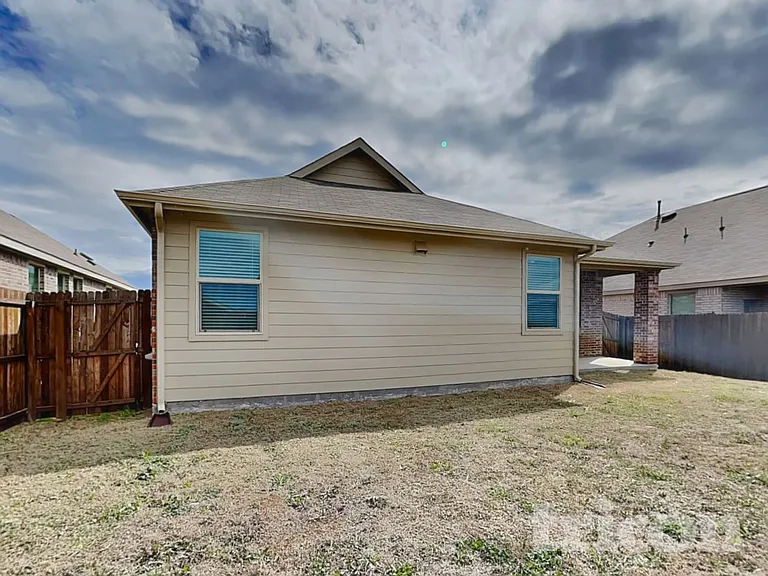 2106 Silver Charm Ln — Photo 16