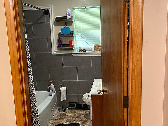 4th image of 819 Blackmur Dr