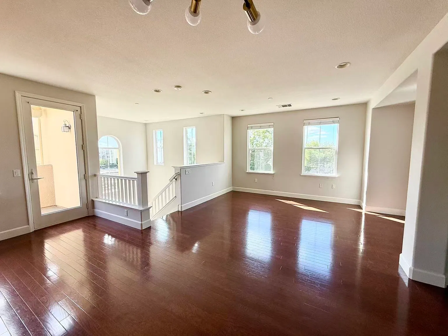 2 bed, 1371 sqft, $3,900 — Photo 4