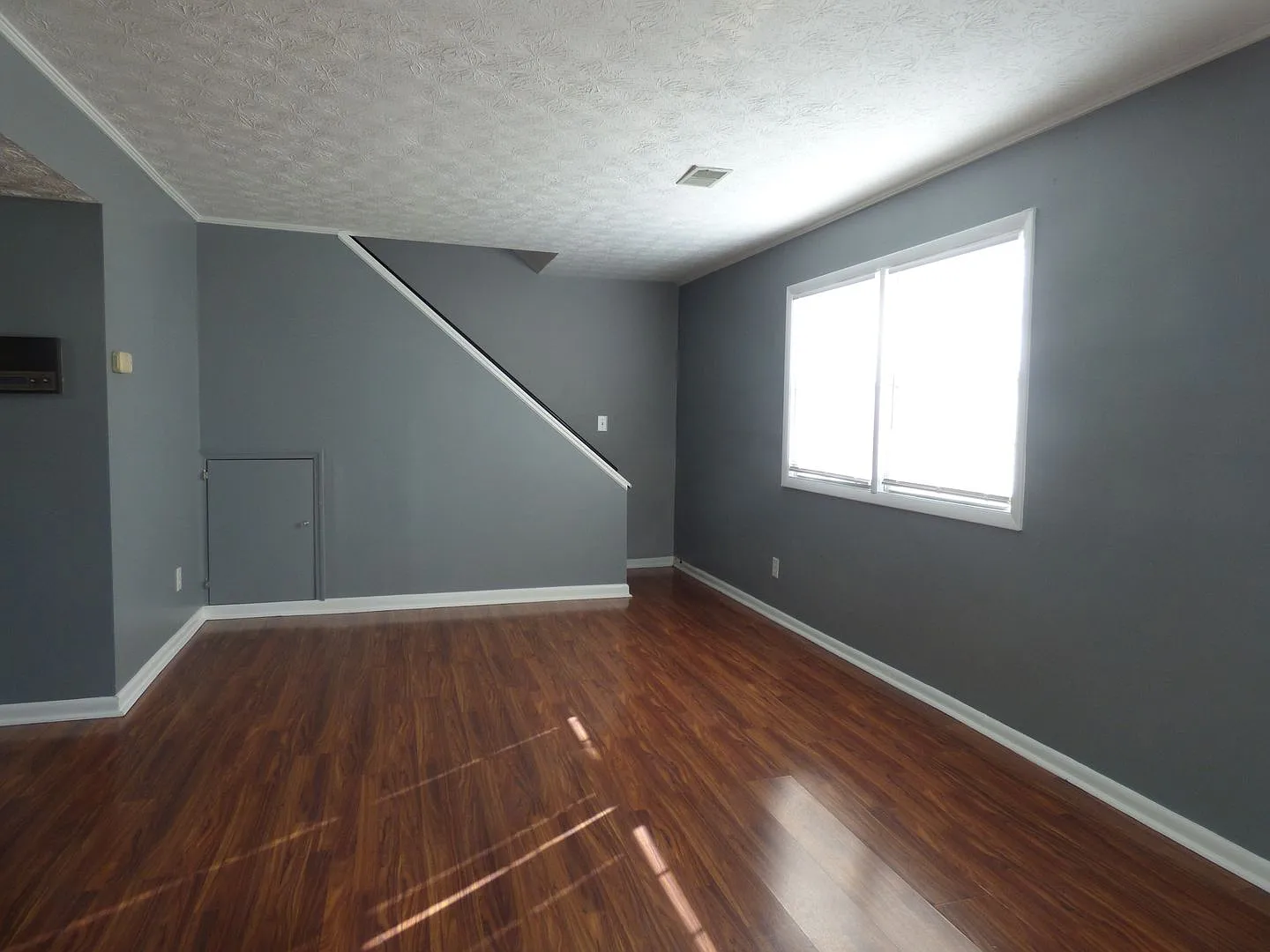 Coming Soon! Beautiful All Electric Townhome! Converted Garage, W/D, Small Pets Ok! — Photo 3