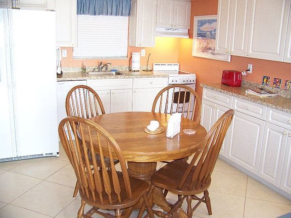 Kitchen & Dining